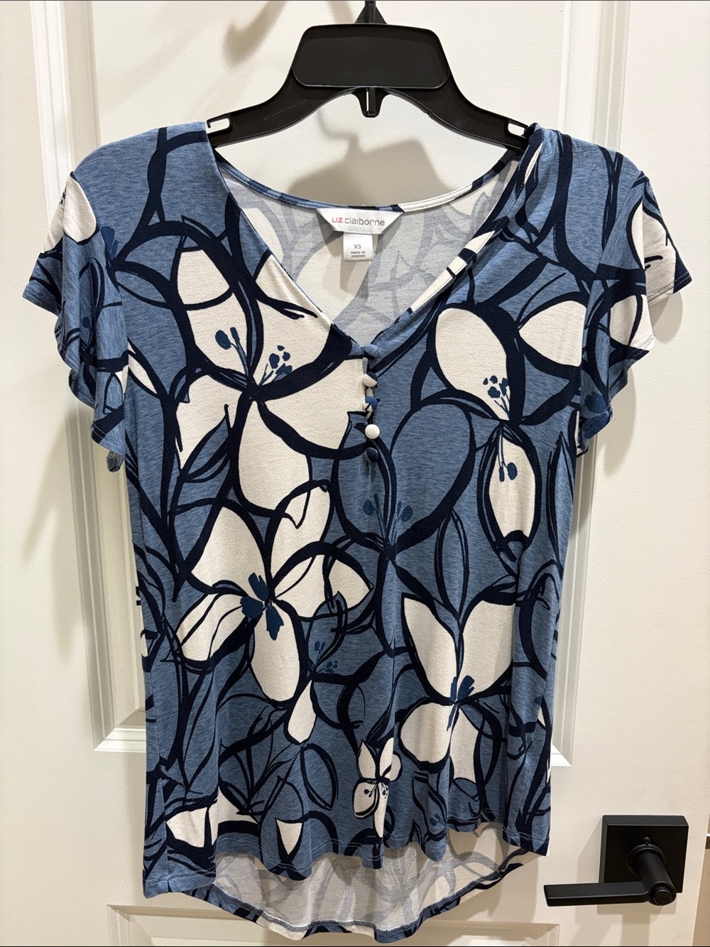 Liz Claiborne Blue and White Floral V-Neck Short Sleeve Top